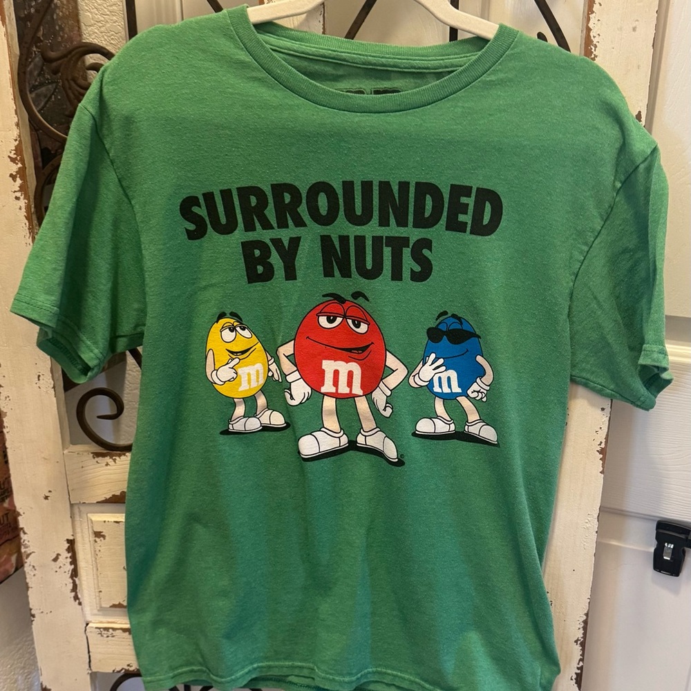 MEN'S M & M GRAPHIC SHORT SLEEVE T SHIRT.